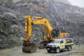 Allplant Auto Electric maintenance ute servicing a digger at the bottom of a pit in the Pilbara Redhill